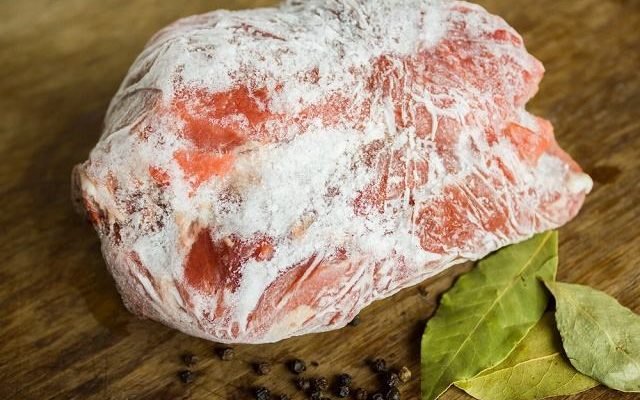 Técnica caseira ensina como descongelar carne rapidinho (método fácil)