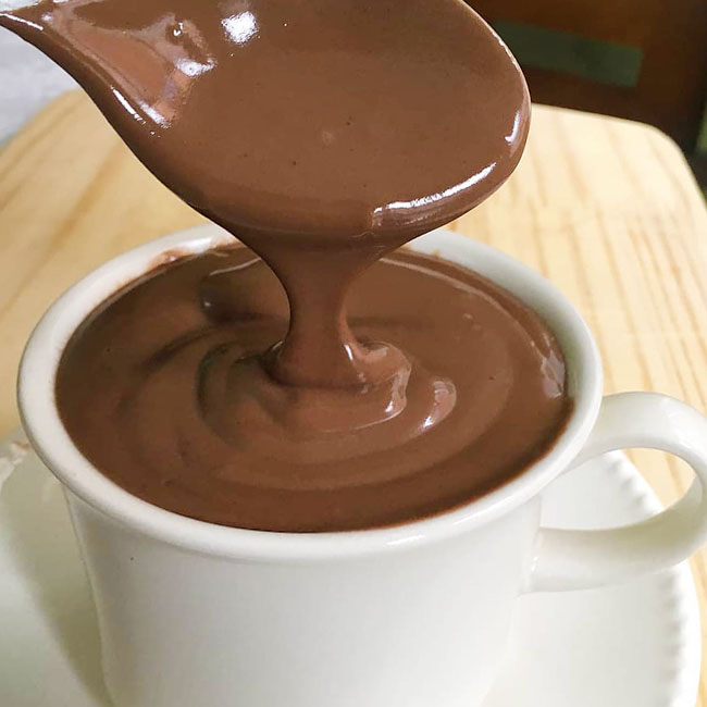 Chocolate quente cremoso com 4 ingredientes