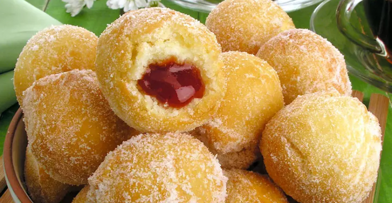 Bolinho de chuva com fubá e goiabada