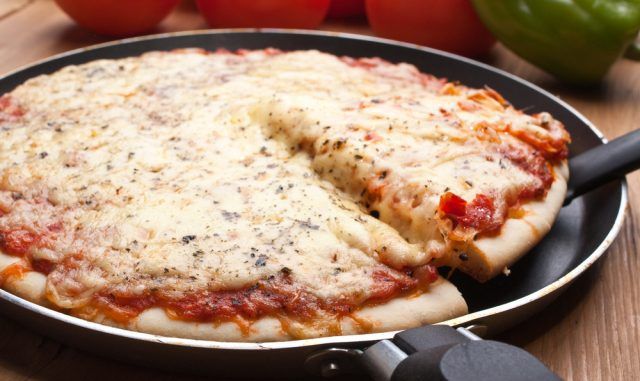 Pizza de liquidificador na frigideira: Receita prática e saborosa!