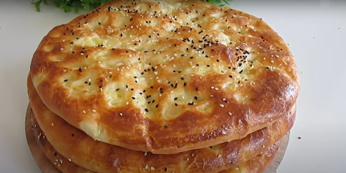 Pão árabe de batata com gergelim