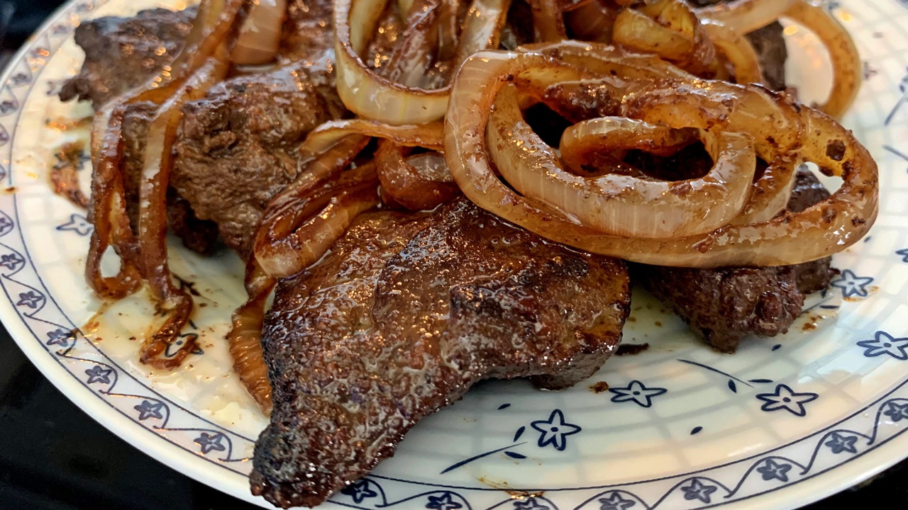 Bife de fígado acebolado: dicas para uma carne suculenta e macia