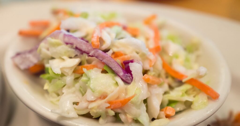 Salada de Repolho Cremosa: Receita fácil e saudável