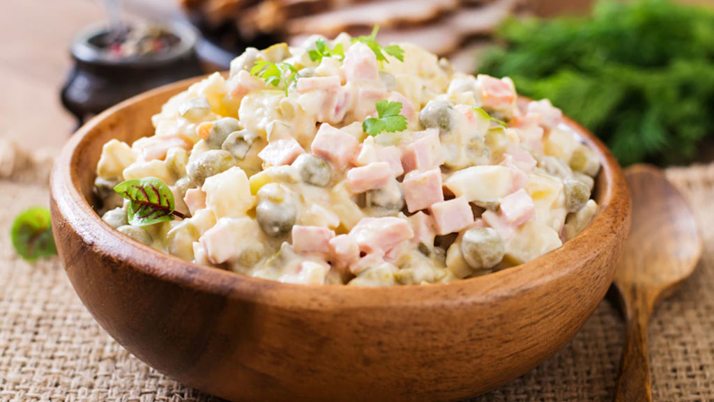 Salada de maionese cremosa: Acompanhamento perfeito pra servir na refeição em família!