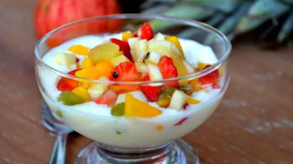 Salada de frutas com iogurte natural: Sobremesa prática e saborosa!