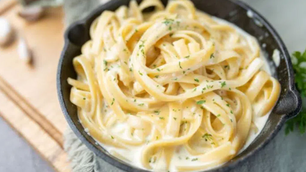 Macarrão alho e óleo com creme de leite