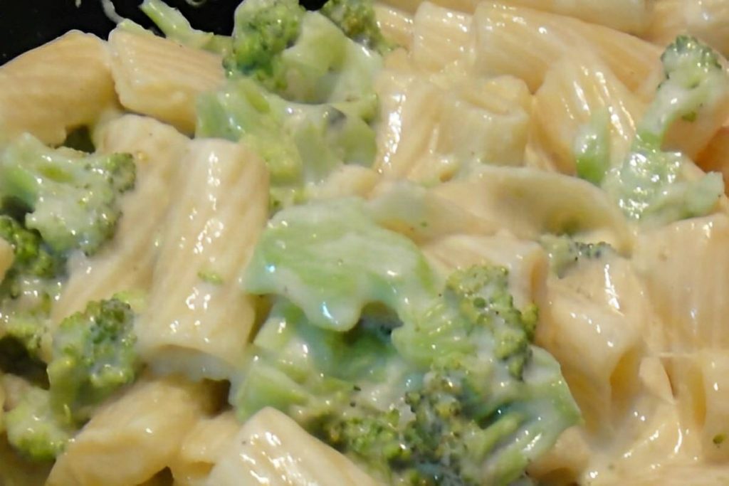 Macarrão com Brócolis simples: Receitinha perfeita pra servir na refeição em família!