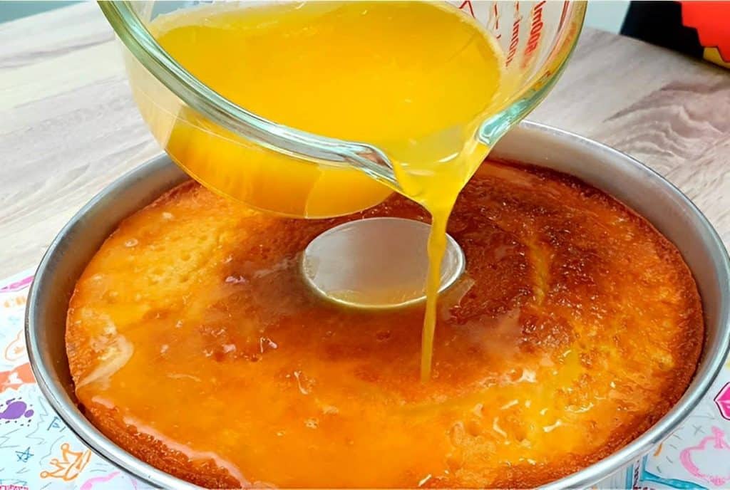 Bolo de Laranja molhadinho com Cobertura de Suco de Laranja