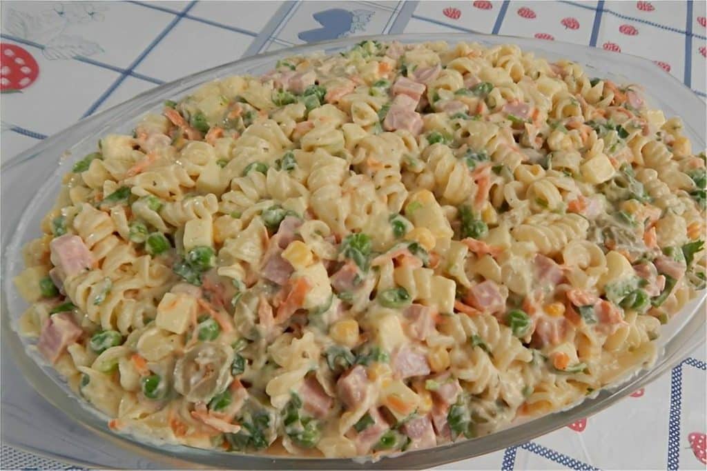 Salada de macarrão com frios e ervilha fresca