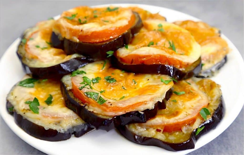 Berinjela assada com Tomate e queijo