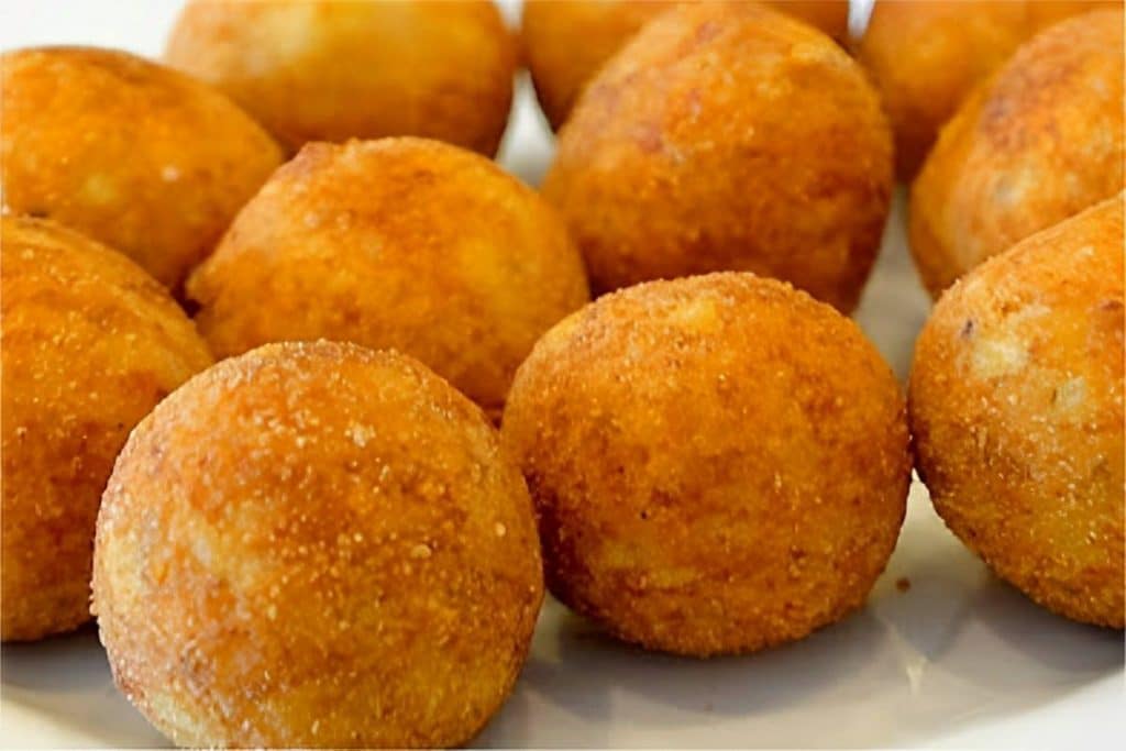 Bolinho de batata frito recheado com queijo