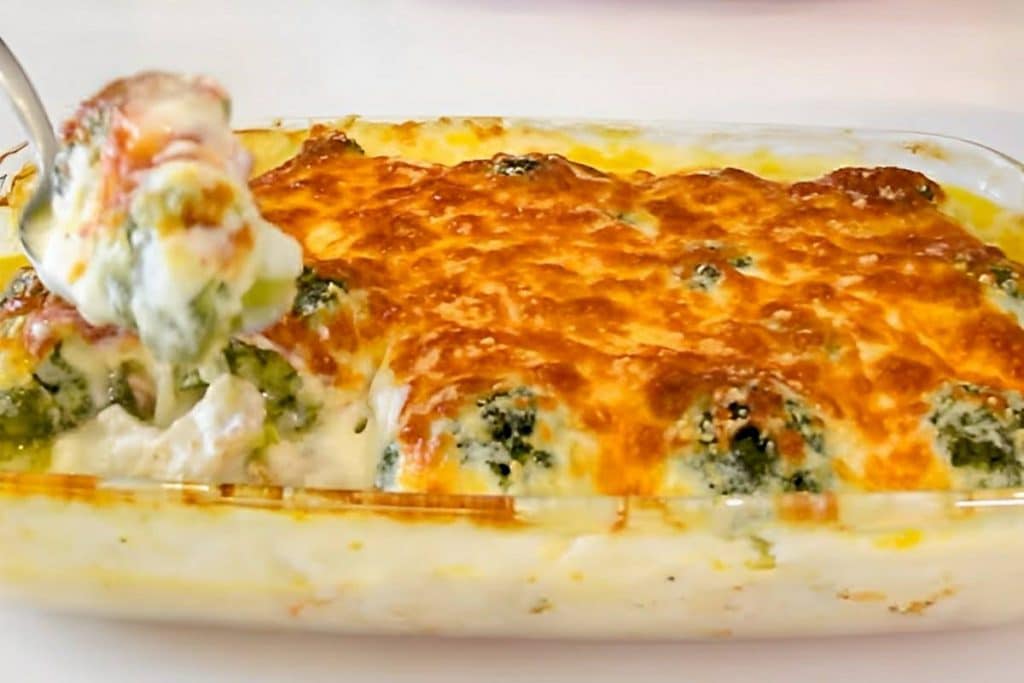 Brócolis gratinado no forno com molho branco