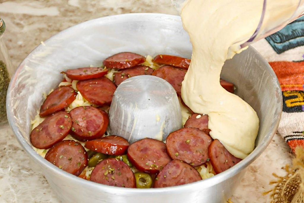 Lanche de forno feito no liquidificador recheado com calabresa e muçarela