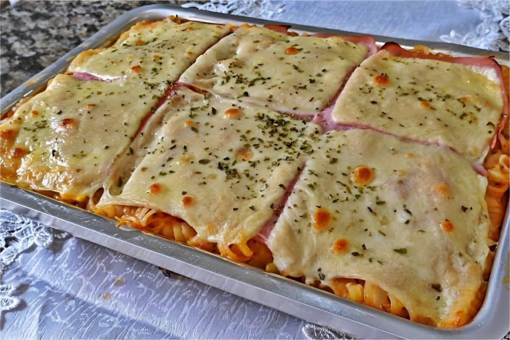 Macarrão de forno com presunto e queijo