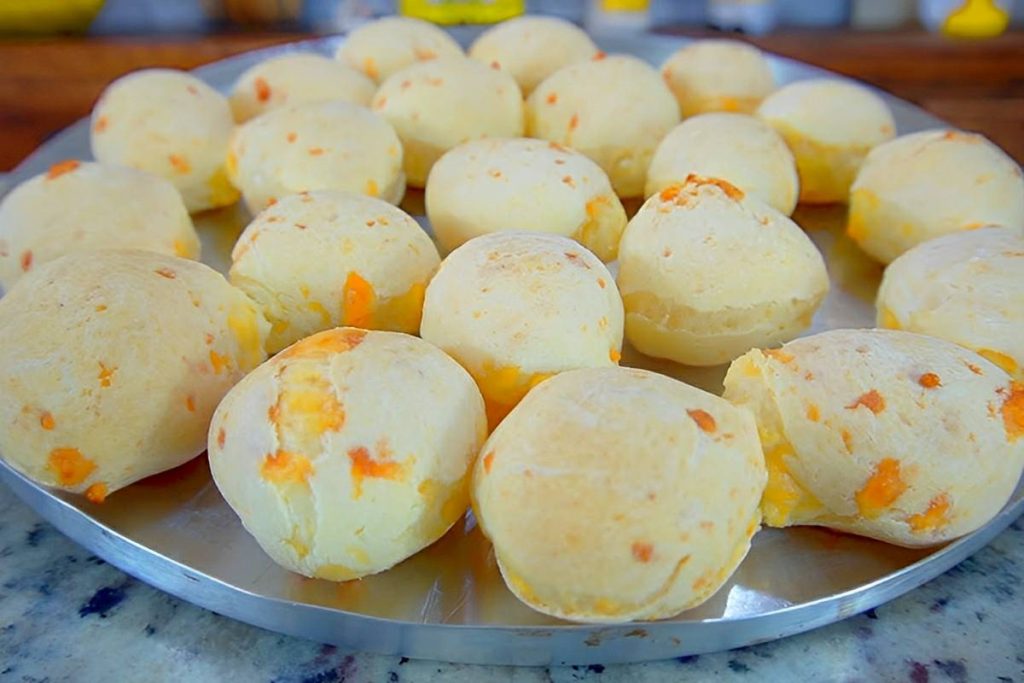 Pão de queijo que não murcha e fica crocante por fora e macio por dentro