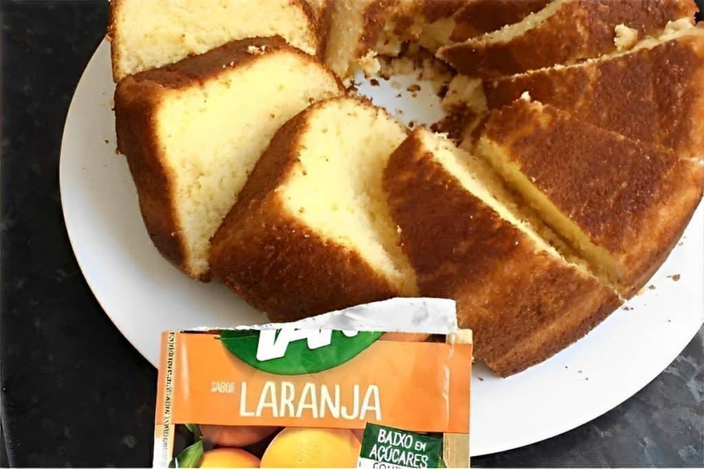 Bolo de laranja simples com suco Tang