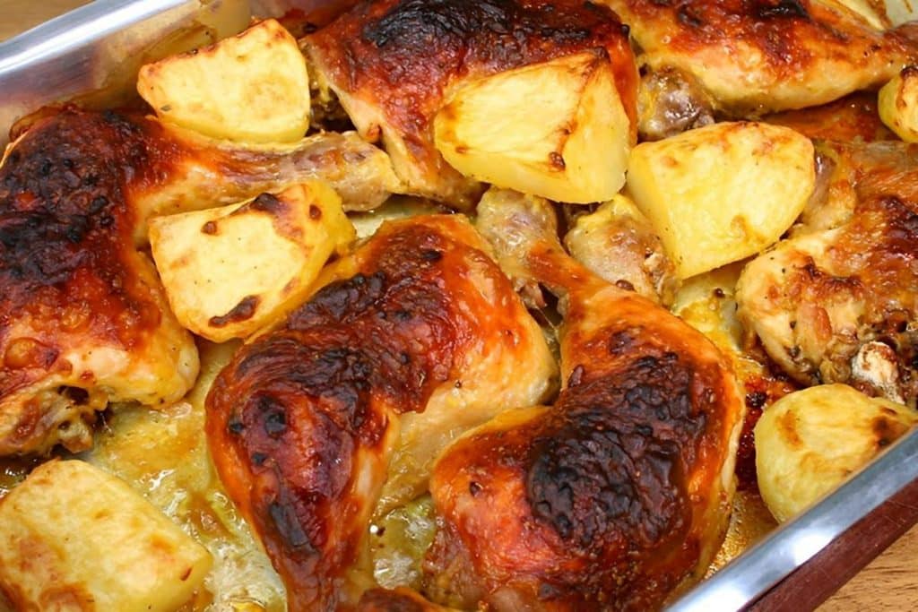 Coxa e sobrecoxa assada no forno com batatas