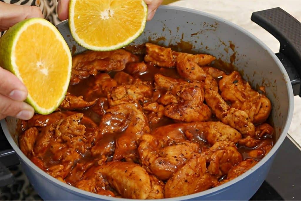 Frango na panela com suco de laranja e molho barbecue