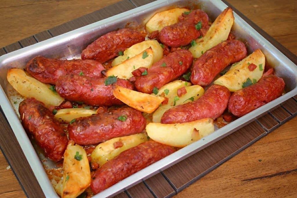 Linguiça assada com batata simples