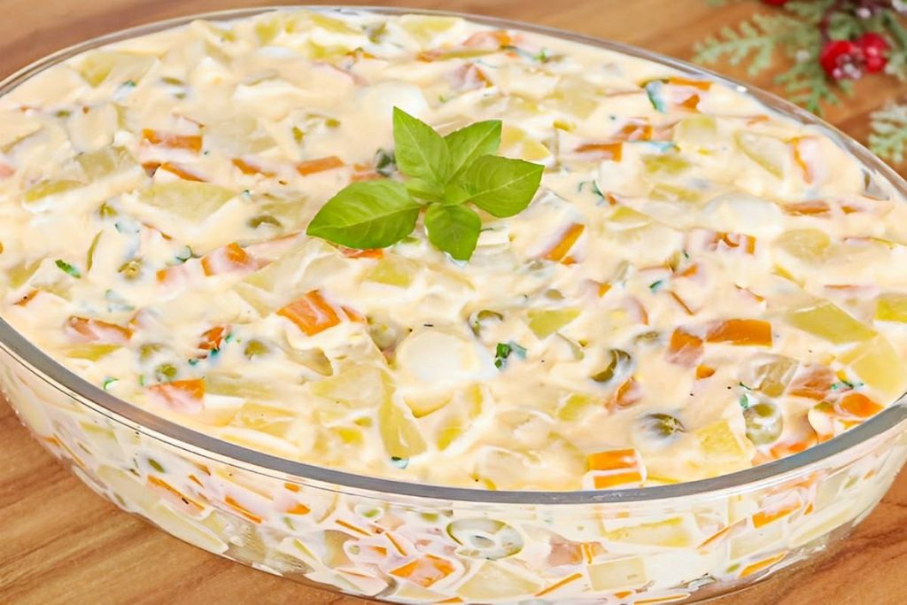 Salada de maionese simples: Receitinha perfeita pra acompanhar o almoço ou churrasco em família!