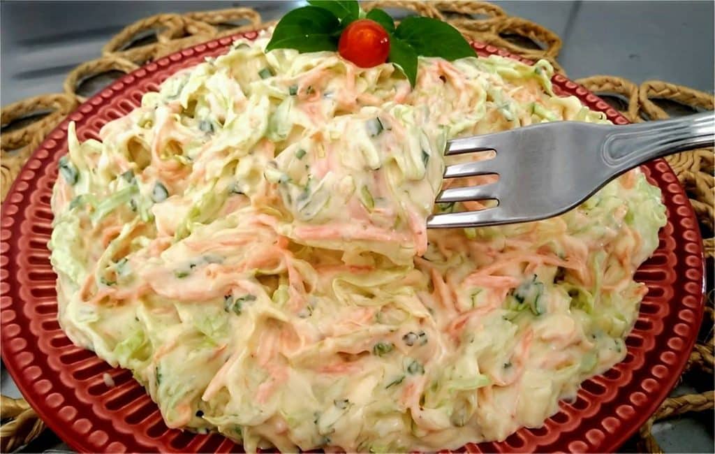 Salada de repolho americana: Receitinha leve e muito saborosa!