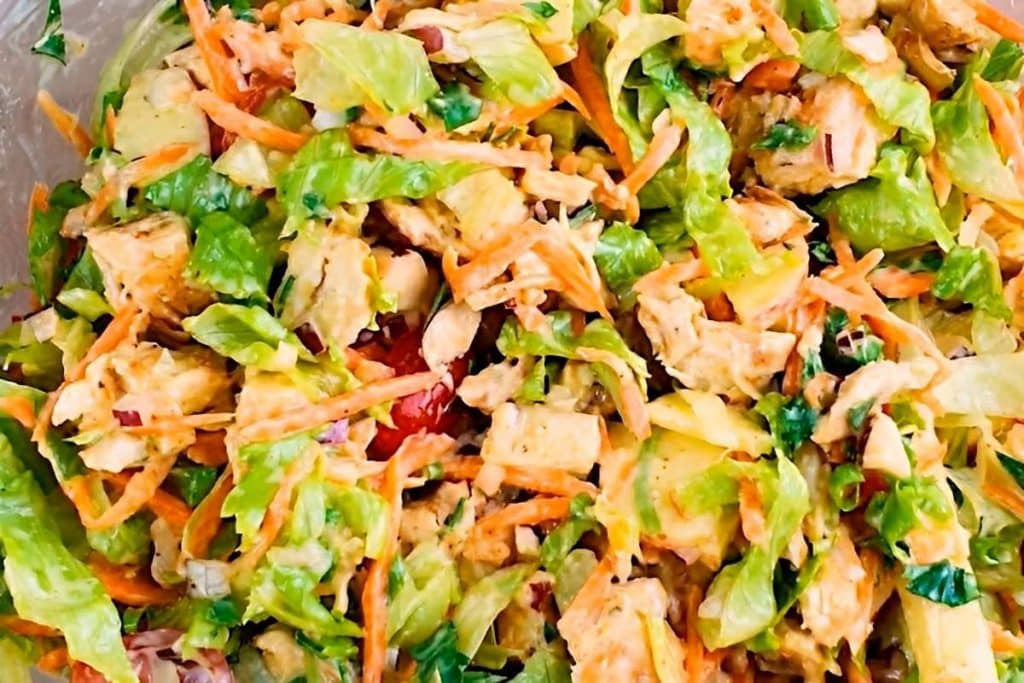 Salada tropical com Frango: Receita leve, refrescante e saborosa!