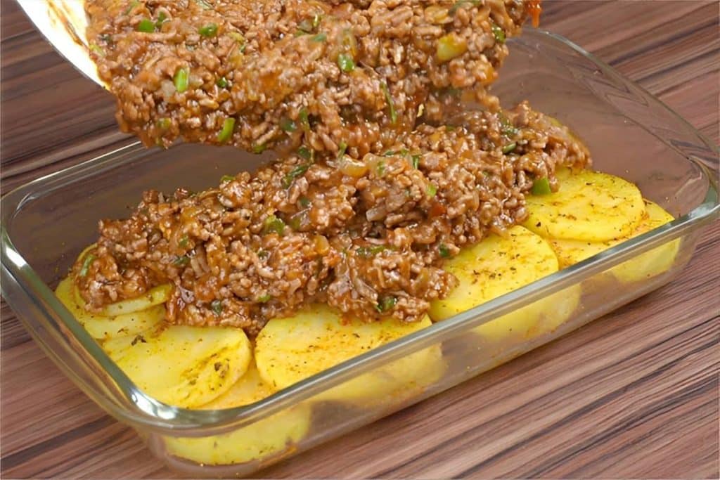 Carne moída diferente ao forno com batatas: Sugestão perfeita pra servir na refeição em família!