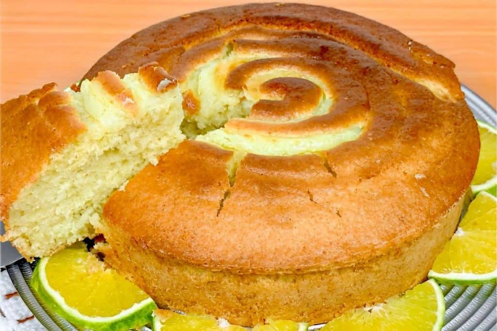 Bolo de Laranja que já sai do forno com cobertura de creme