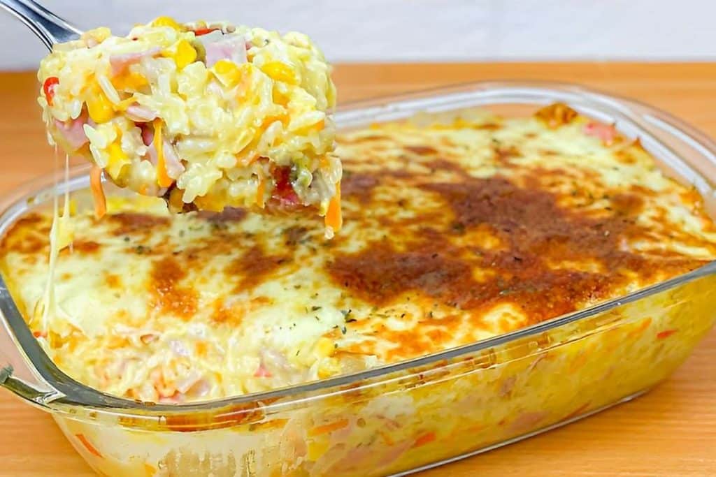 Arroz de forno com sobra de arroz e molho branco