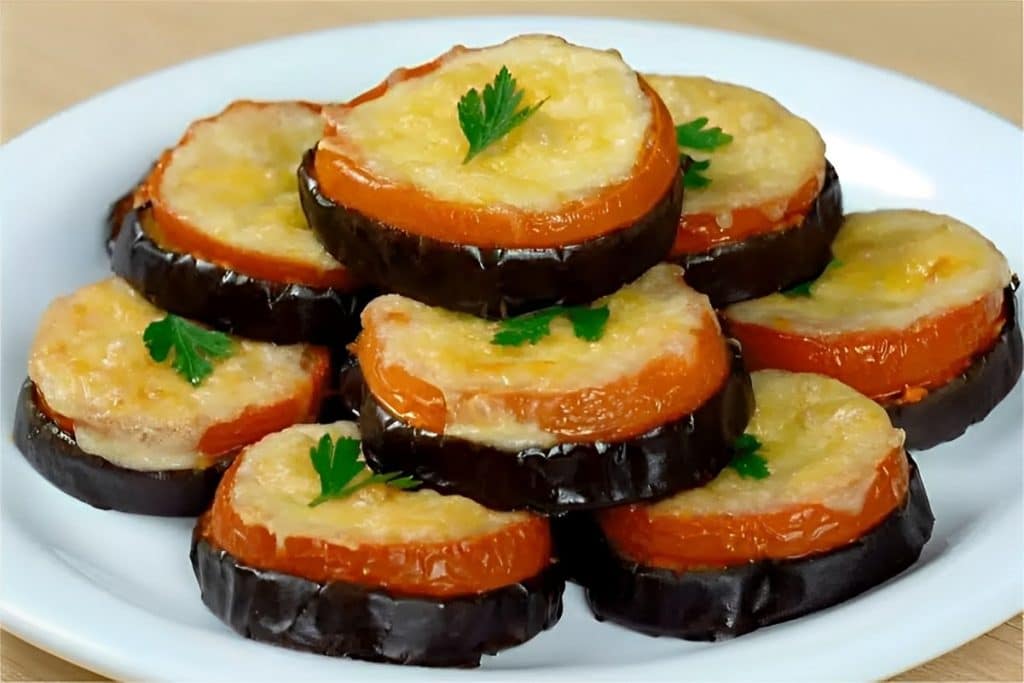 Berinjela no forno com queijo e tomate