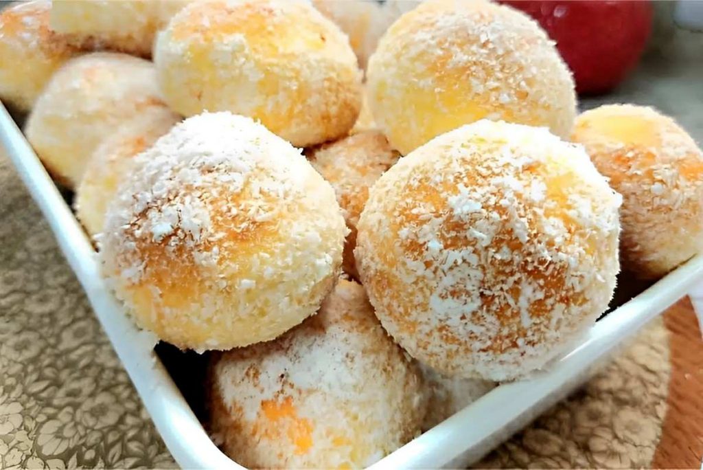 Bolinho de chuva assado coberto com coco