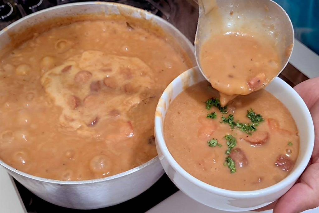 Caldo de feijão com bacon e linguiça calabresa