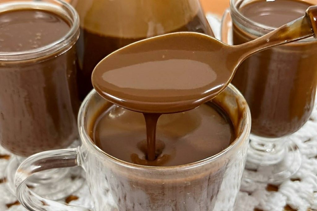 Chocolate quente de cafeteria: Receitinha perfeita para os dias mais frios!