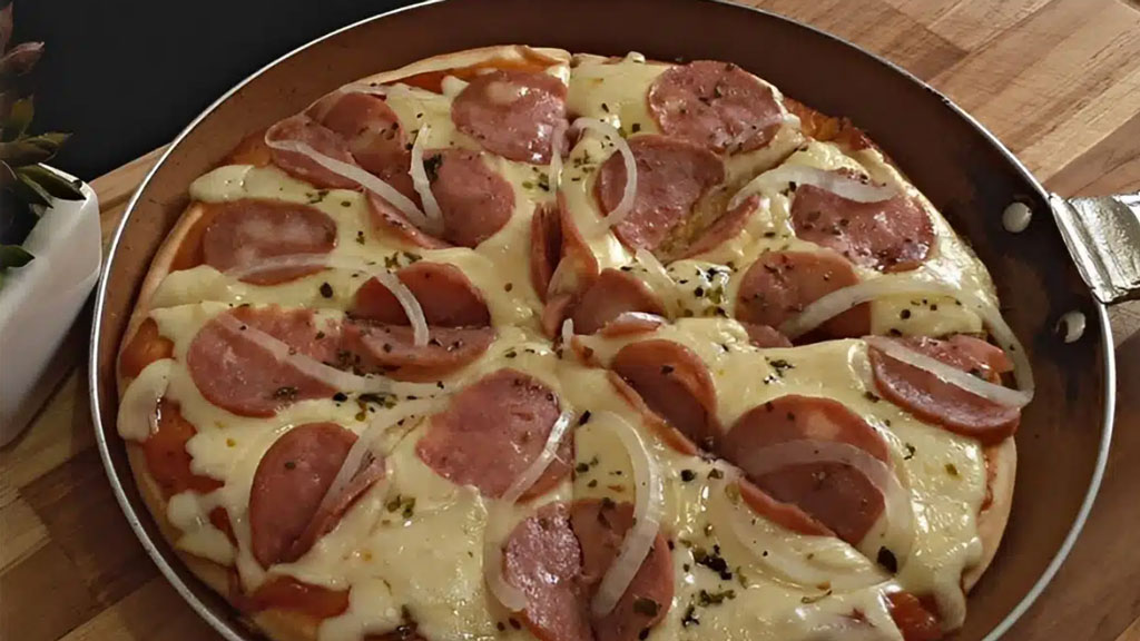Pizza de Frigideira simples: Eu sempre faço essa receita no lanche da tarde!