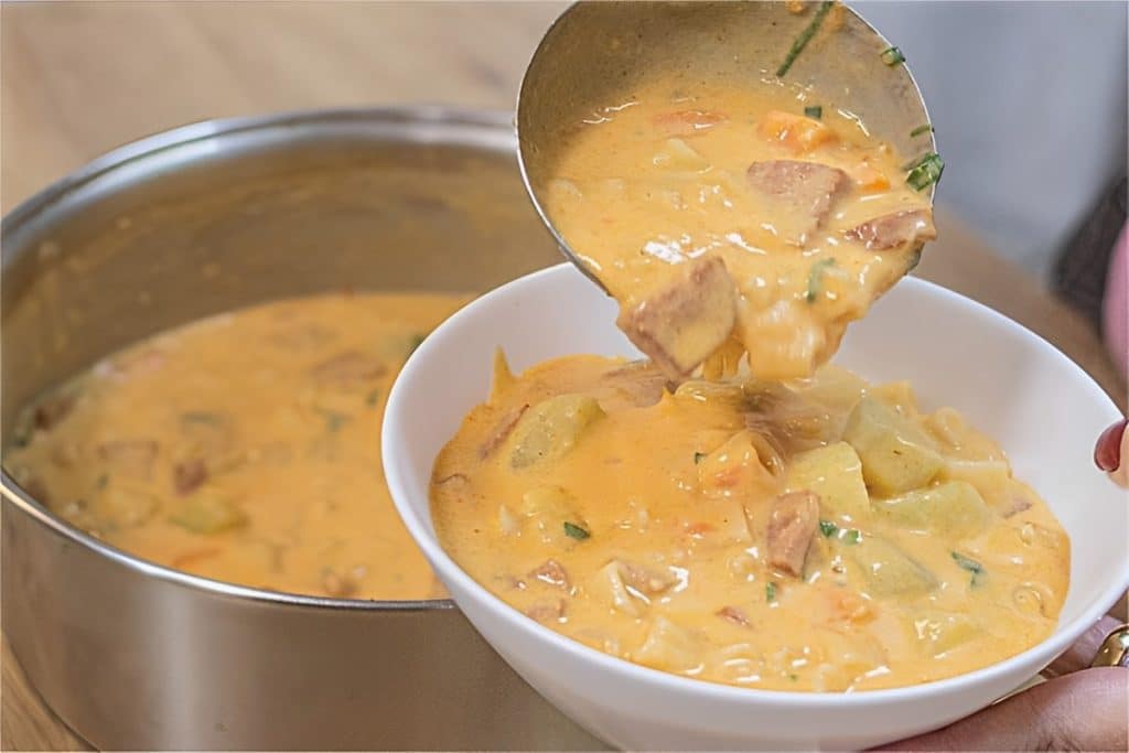 Sopa cremosa de calabresa com legumes e macarrão