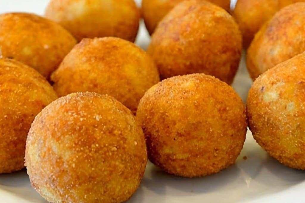 Bolinho de Batata frito com recheio de Muçarela