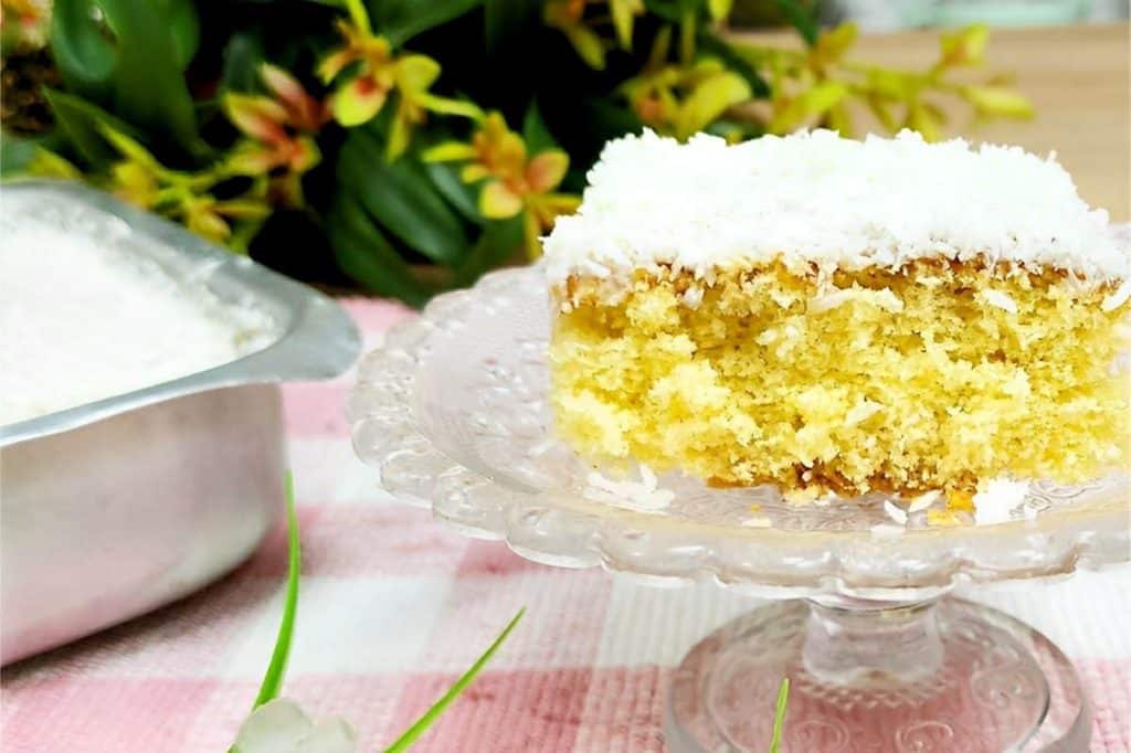 Bolo de coco fofinho e molhadinho com leite condensado