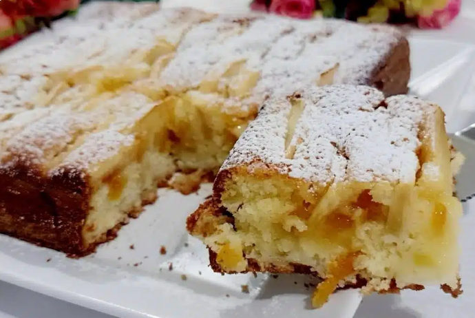 Bolo de Maçã que já sai do forno recheado