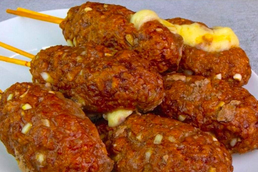 Bomba de Carne com queijo no palito: Experimentei em uma feira e amei o resultado!