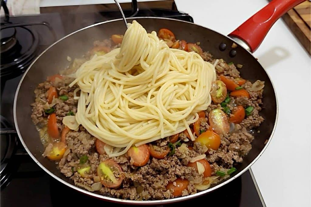 Macarrão na manteiga com carne moída