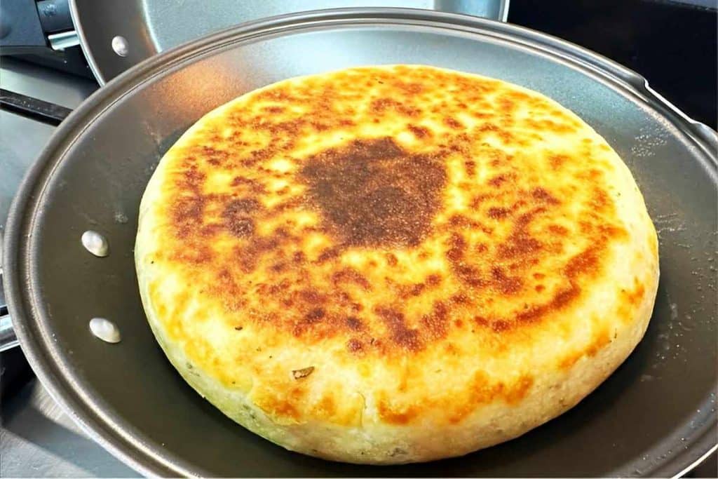 Pão de queijo de batata recheado e assado na frigideira