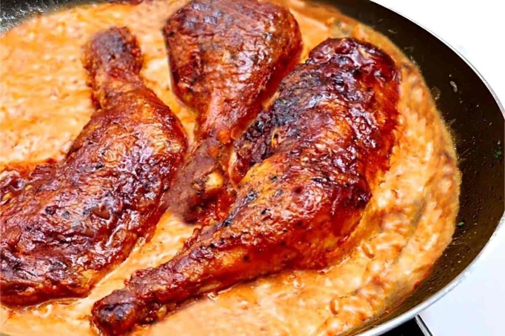 Sobrecoxa de frango assada com molho