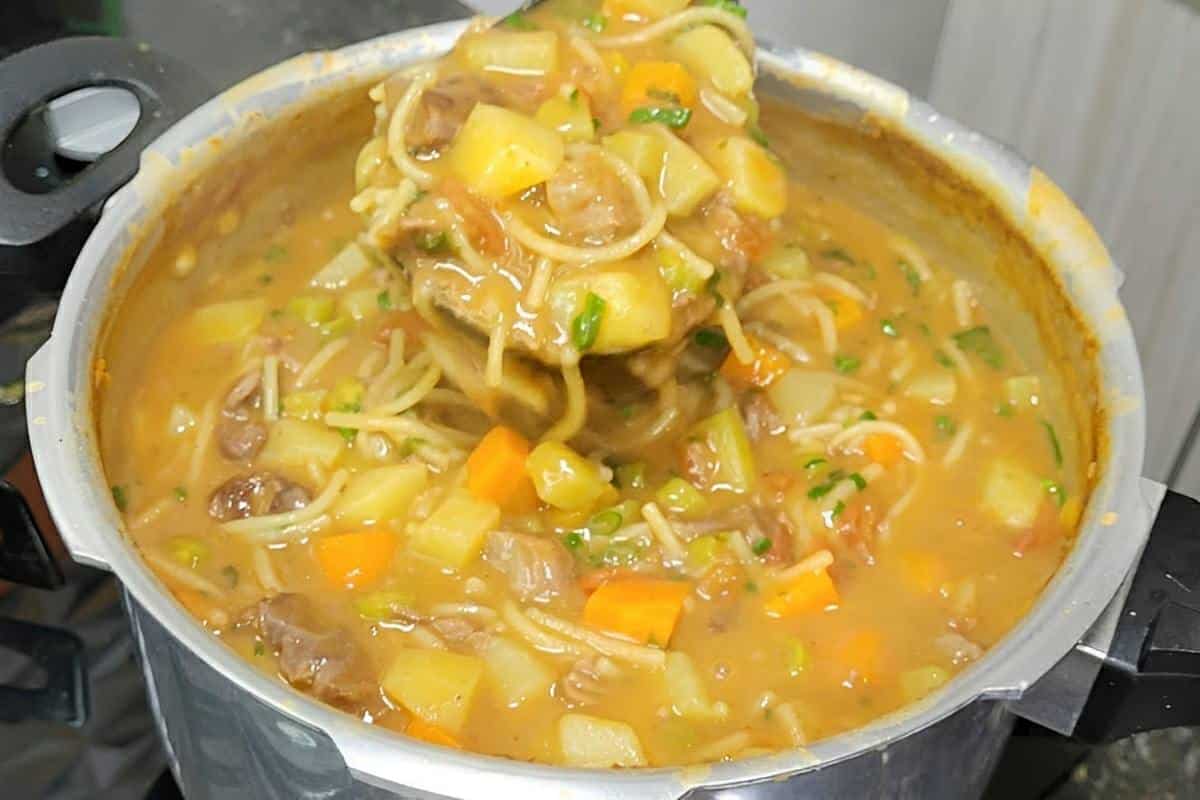 Sopa de feijão com carne e macarrão