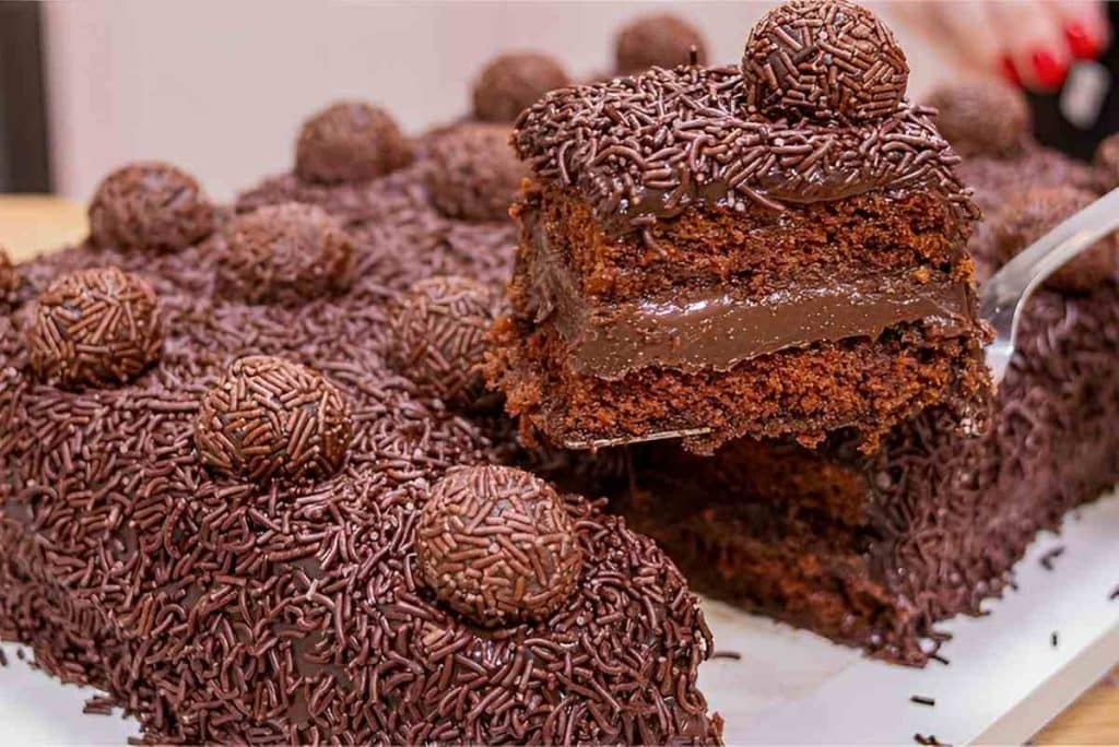 Bolo de brigadeiro recheado bem chocolatudo