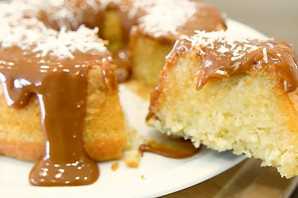 Bolo de tapioca molhadinho com cobertura de doce de leite