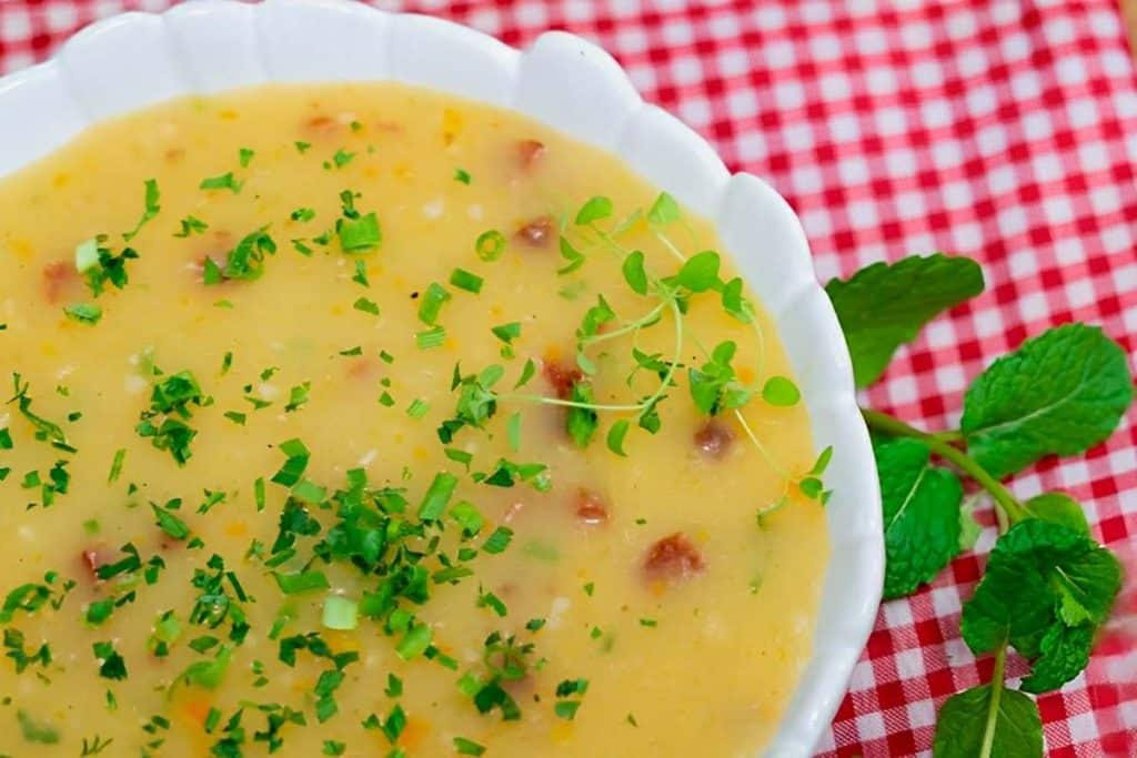 Caldo de mandioca temperadinho e cremoso