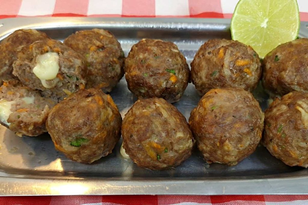 Bolinho de carne moída recheado e assado na AirFryer