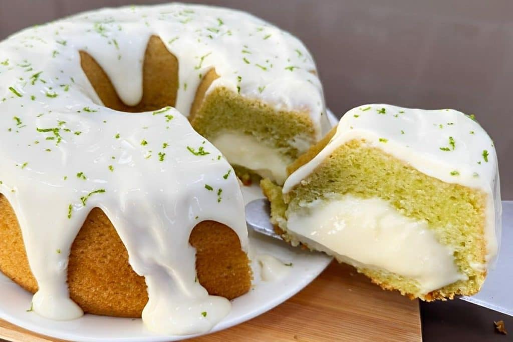 Bolo de limão com recheio de mousse de leite condensado