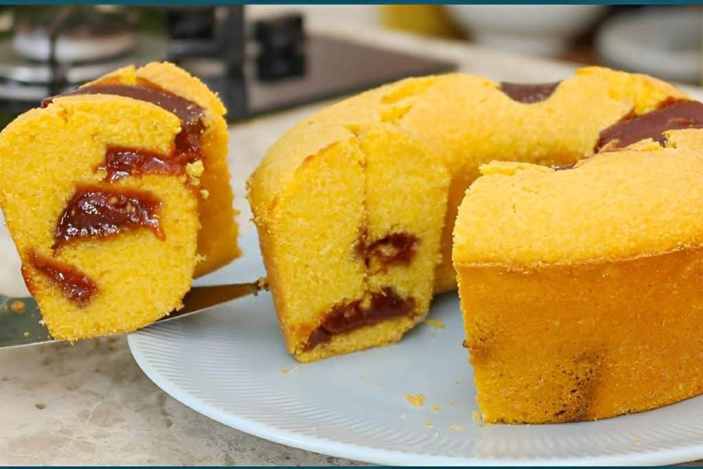 Bolo de Milho com goiabada feito no liquidificador