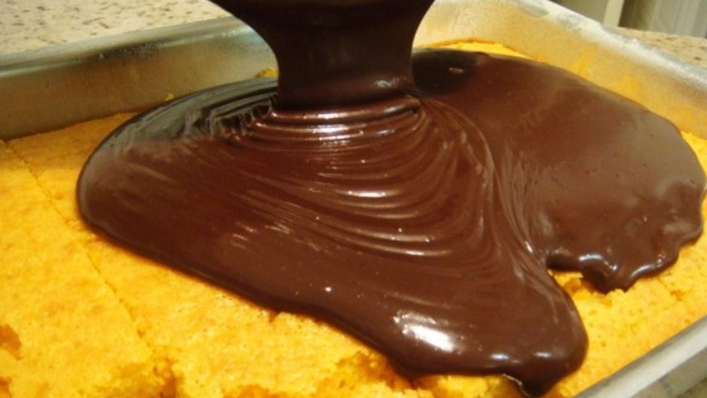 Cobertura deliciosa de chocolate: Eu sempre faço pra cobrir bolos e tortas!